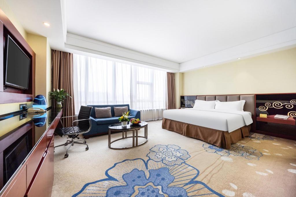 TV a/nebo společenská místnost v ubytování Shenzhen Avant-Garde Hotel