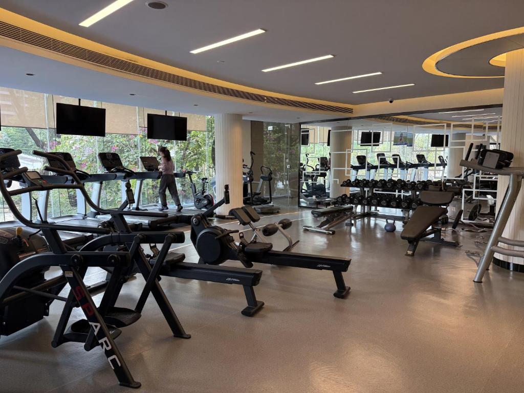 Fitness centrum a/nebo fitness zařízení v ubytování CM Serviced Apartment Shenzhen Hillside