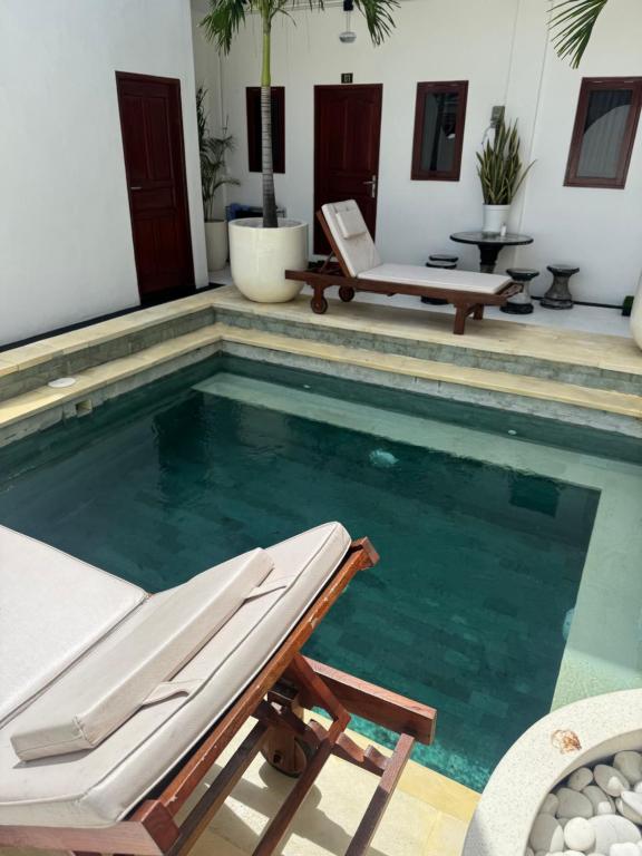 Bazén v ubytování Uluwatu Stay's Standard Room #4 nebo v jeho okolí
