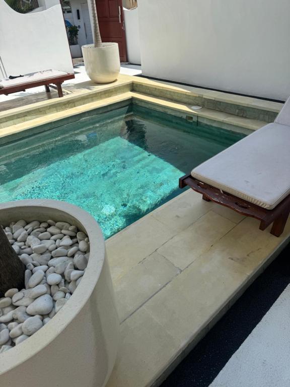 Bazén v ubytování Uluwatu Stay's Standard Room #4 nebo v jeho okolí