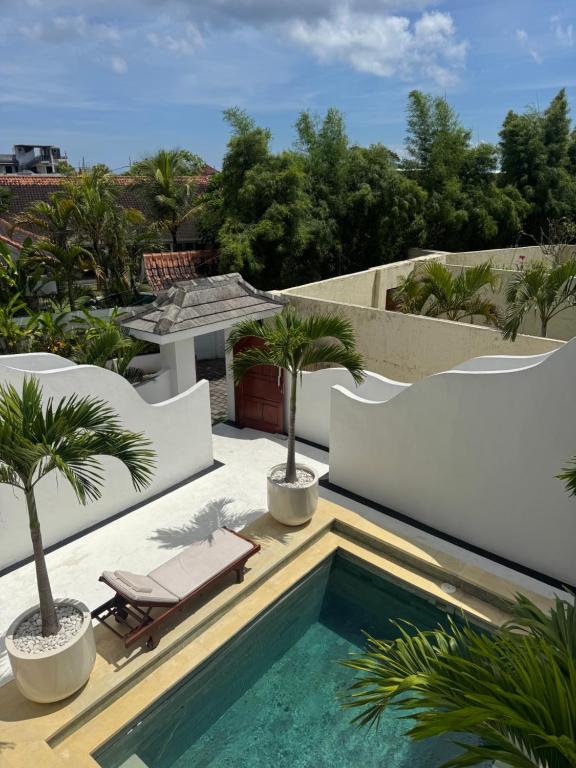 Bazén v ubytování Uluwatu Stay's Standard Room #4 nebo v jeho okolí
