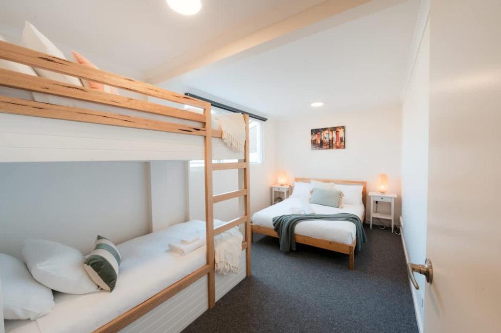 En eller flere senge i et værelse på Central Goolwa- Coastal Family & Friend Retreat