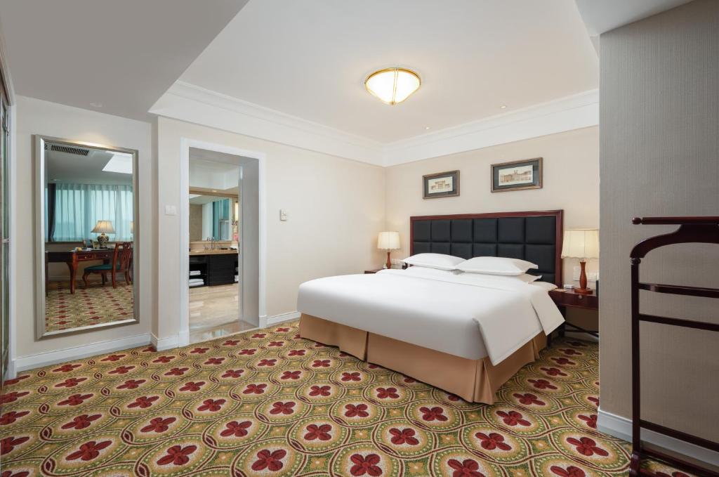 Postel nebo postele na pokoji v ubytování Ramada Plaza Optics Valley Hotel Wuhan (Best of Ramada Worldwide)