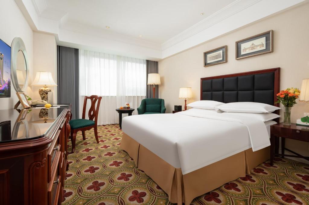 Postel nebo postele na pokoji v ubytování Ramada Plaza Optics Valley Hotel Wuhan (Best of Ramada Worldwide)