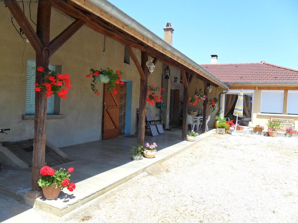 uma casa com flores do lado de fora em Aux Cadollines em Romenay