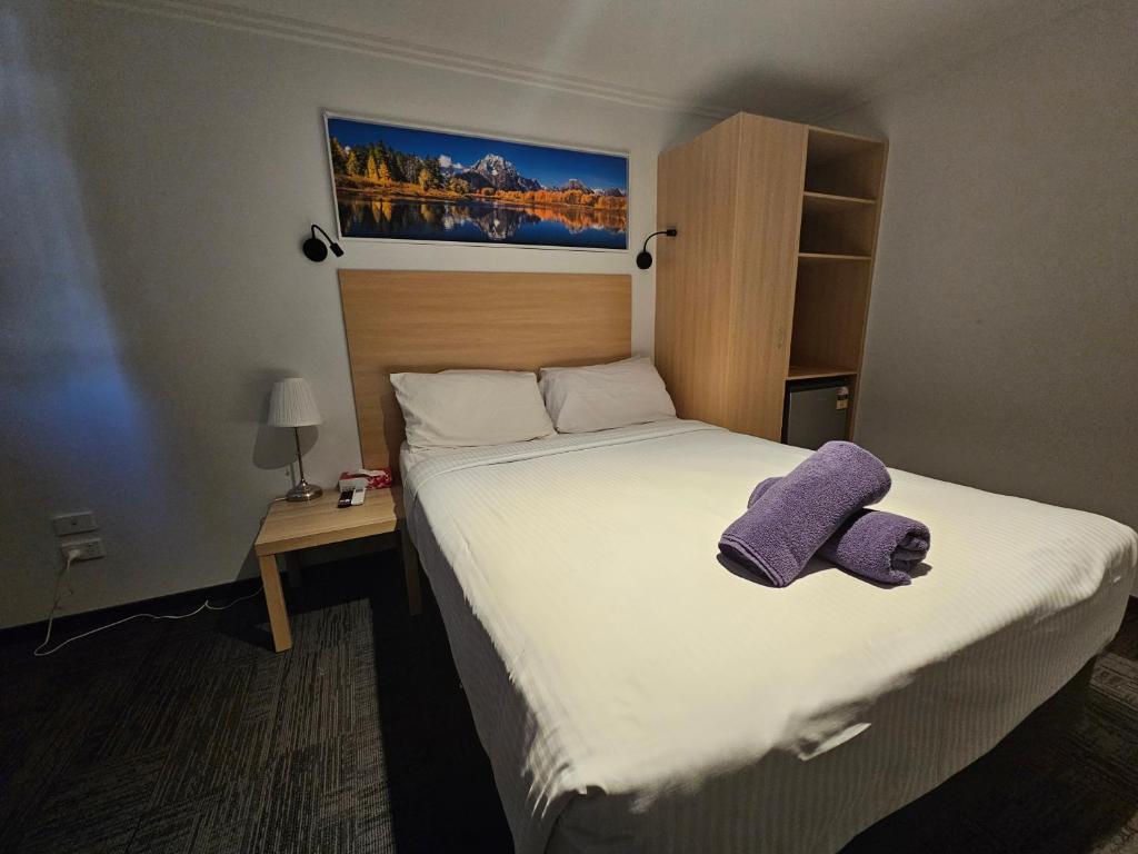Postel nebo postele na pokoji v ubytování Econo Lodge Rivervale