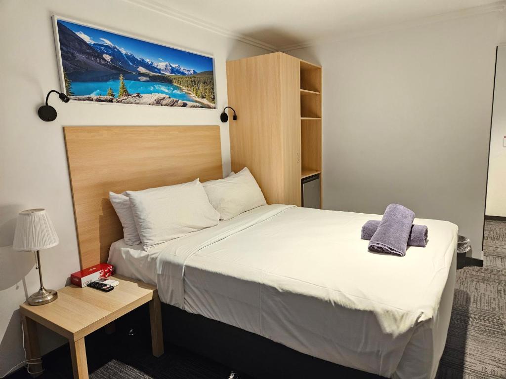 Postel nebo postele na pokoji v ubytování Econo Lodge Rivervale