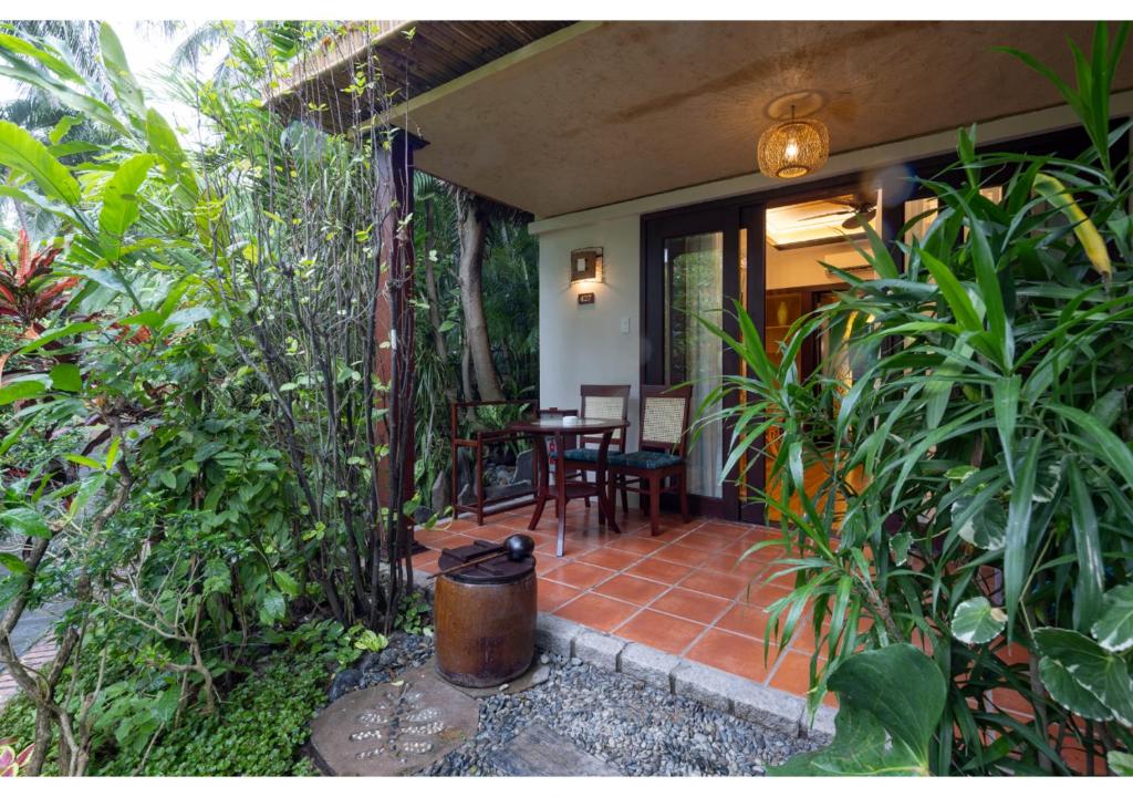 Serene Oasis Bungalow with Garden View