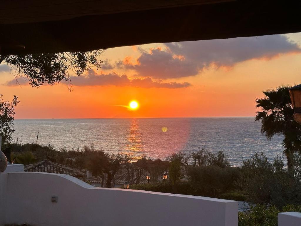 una puesta de sol sobre el océano desde una casa en Villa Edith, en Parghelia