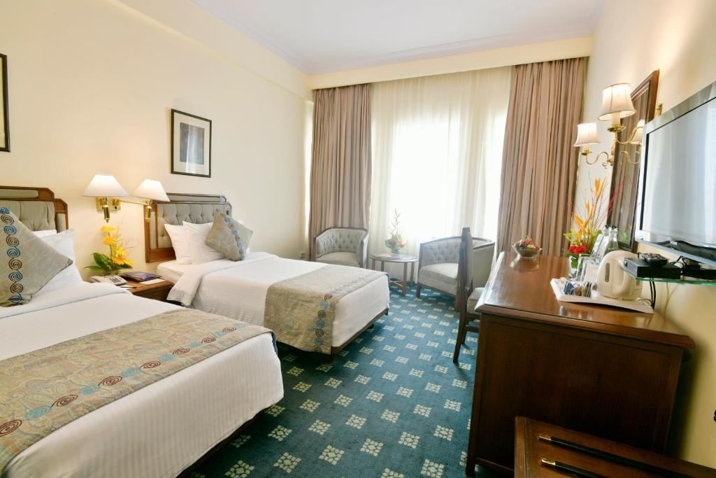 TV a/nebo společenská místnost v ubytování Peerless Hotel Kolkata