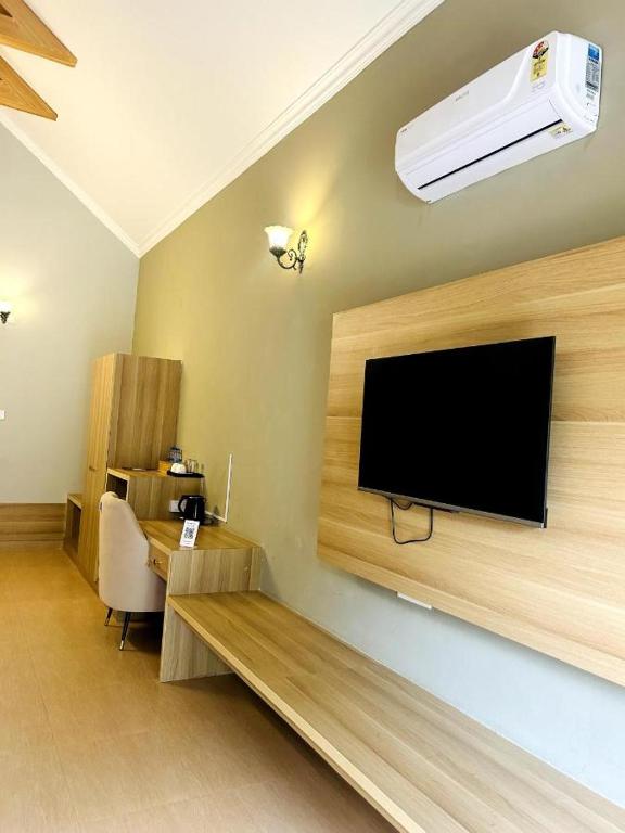 TV a/nebo společenská místnost v ubytování TVR resort - Luxury Villas With Bathtub and Pool