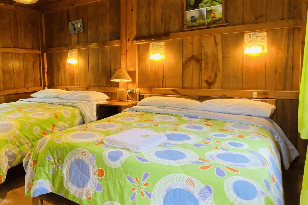 Postel nebo postele na pokoji v ubytování Hostería los Cedros de Mindo