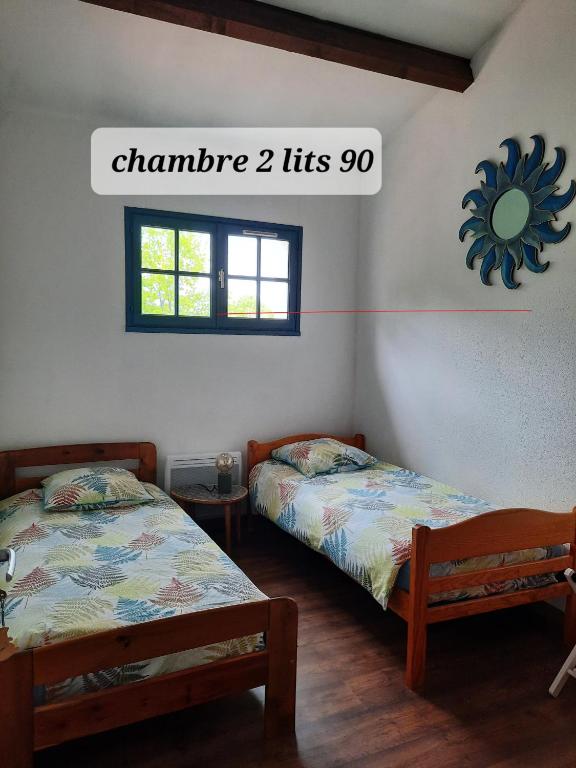 Postel nebo postele na pokoji v ubytování 2 chambres lit140 et 2lits 90 dans villa10mn ligue de foot 13mn clinique l union 18mn golf Palmola