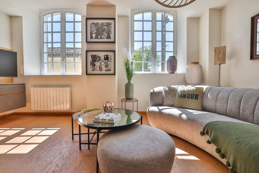 un salon avec un canapé et une table dans l'établissement Maison du bonheur #Haut de Gamme, à Cognac