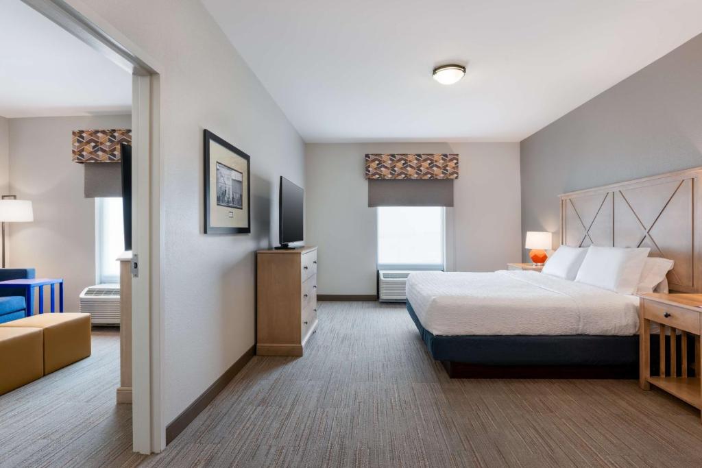 Hampton Inn & Suites by Hilton Dodge City Boot Hill Casino - One-Bedroom King Suite - Non-Smoking