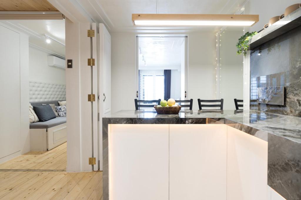 Dapur atau dapur kecil di Hidden City Gem Free Disney Netflix 2 x 65inch TV