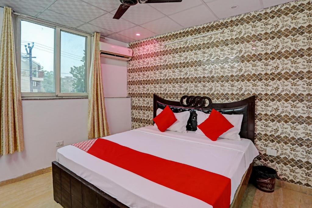 Postel nebo postele na pokoji v ubytování Hotel O Royal Dream