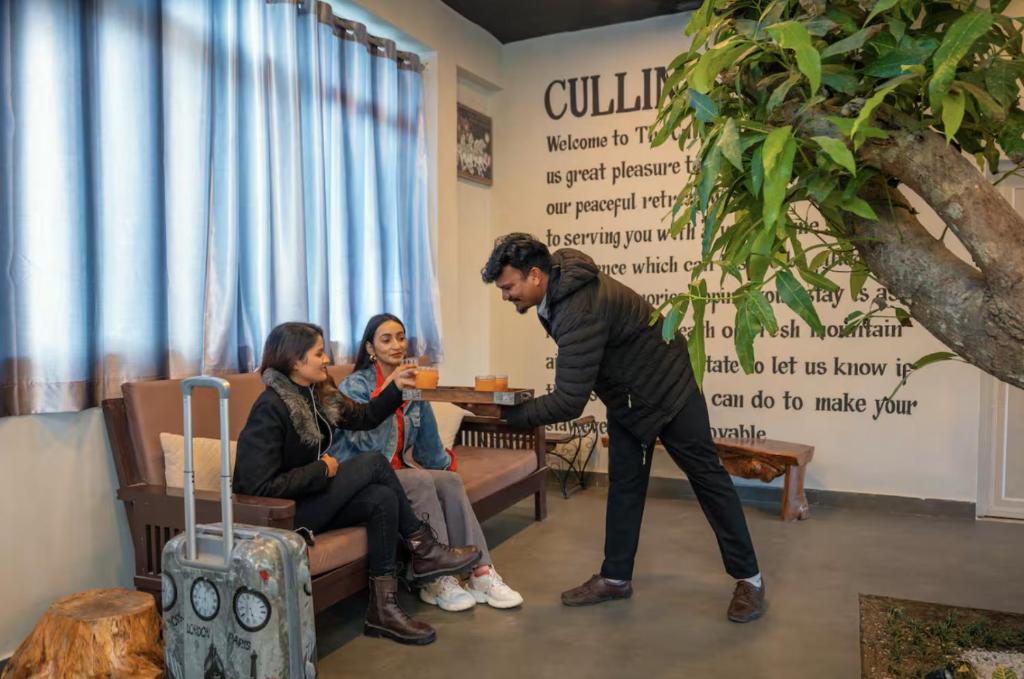 Patwa DungaにあるCullen Houseの女に一皿の食べ物を与える男