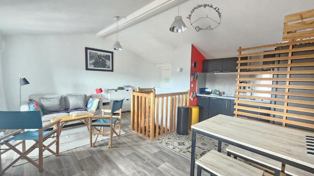 un salon avec une table et une cuisine dans l'établissement Le Cocon #Montferrand#Calme, à Clermont-Ferrand