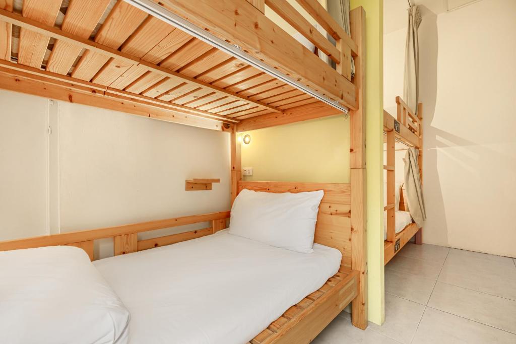 Postel nebo postele na pokoji v ubytování Forever Happiness Hostel