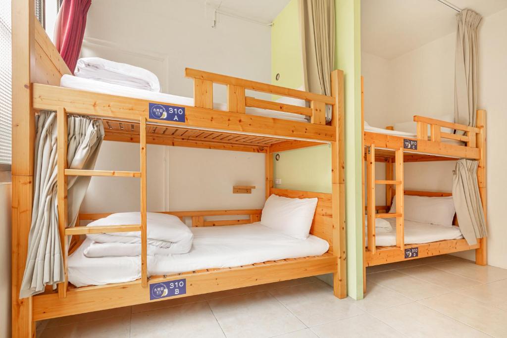 Postel nebo postele na pokoji v ubytování Forever Happiness Hostel