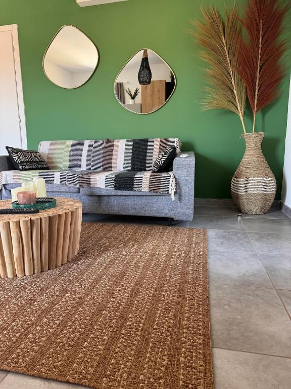 un salon avec un canapé et un miroir rond dans l'établissement T2 avec piscines dans résidence hôtelière à Lecci, à Lecci