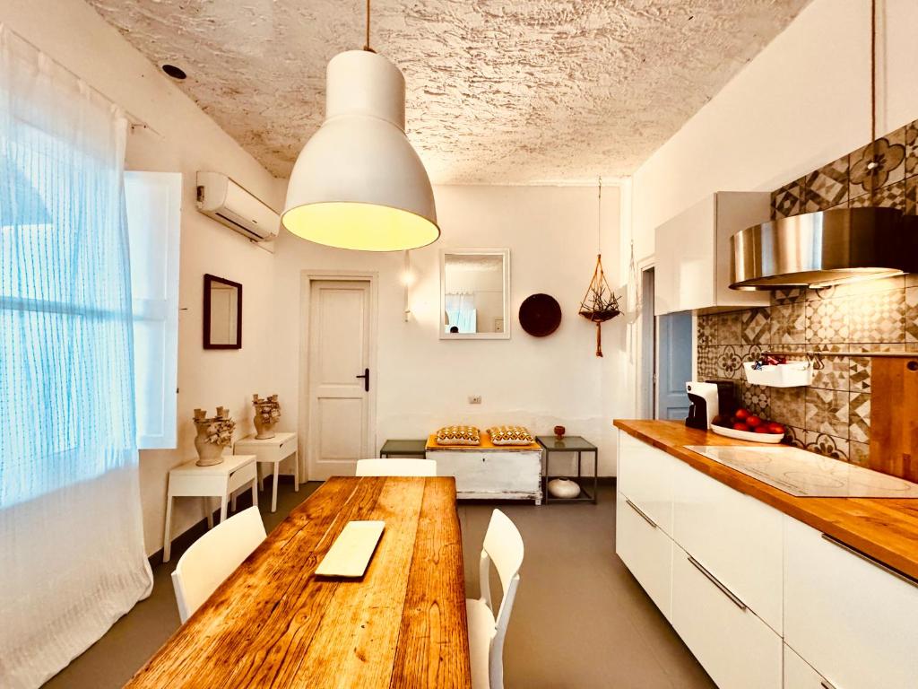 A kitchen or kitchenette at Via Marina