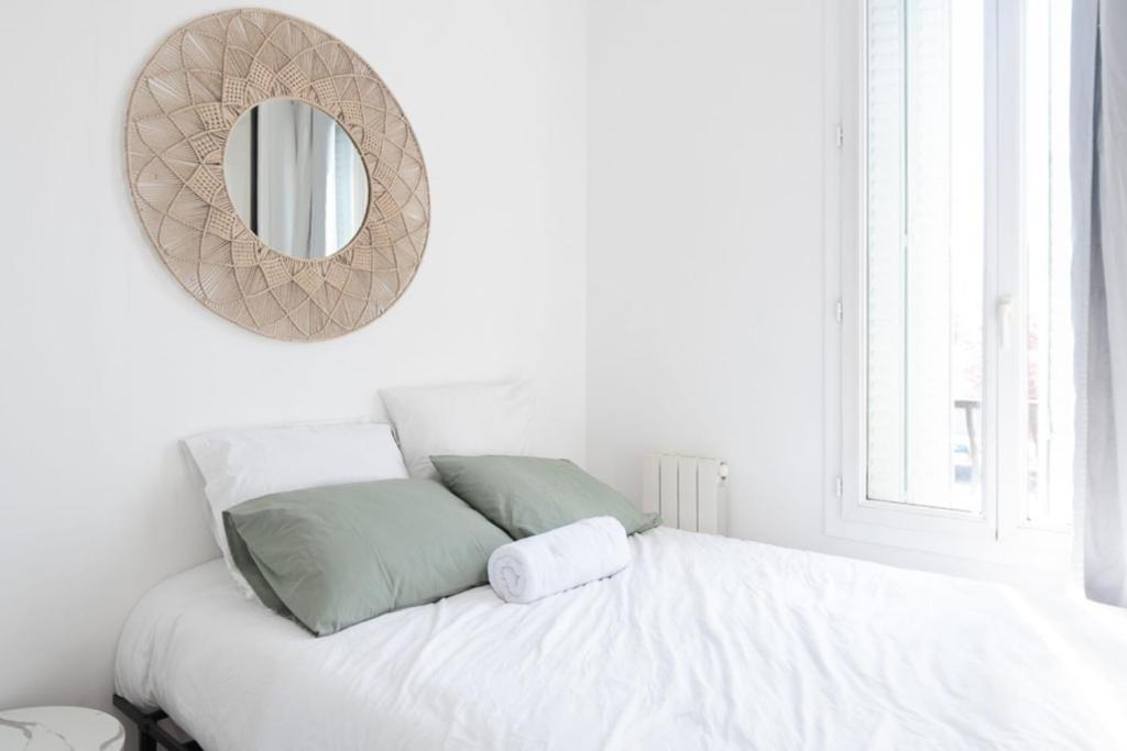 une chambre avec un lit avec un miroir au mur dans l'établissement T2 of 22m2 with balcony in Aubervilliers, à Aubervilliers