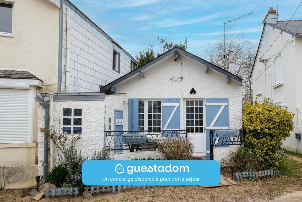 une maison blanche avec des touches de bleu dans l'établissement La Mamy - Wi-fi - 400m plage, à Pornichet