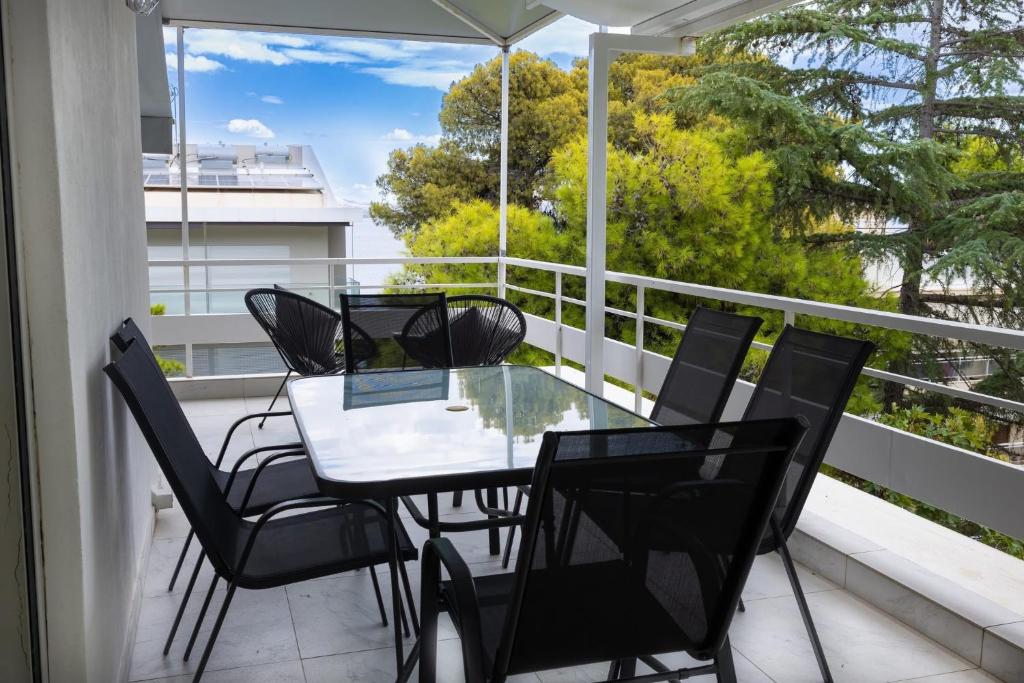 瓦里Marina's Diamond的阳台上配有桌椅的露台