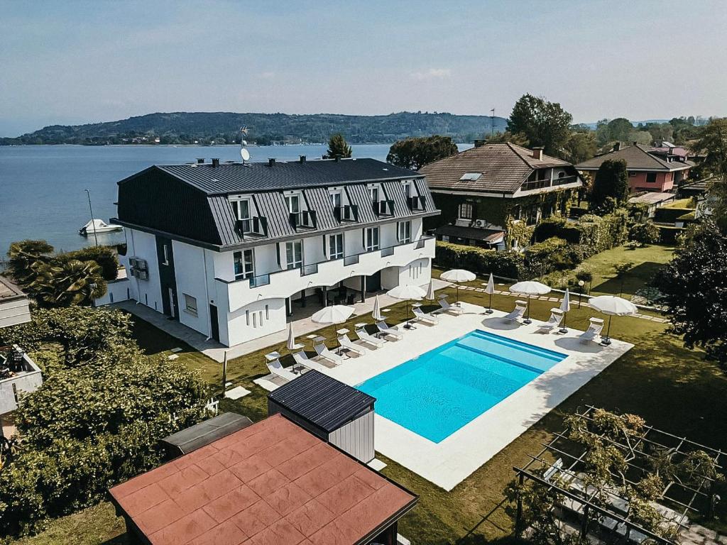 an aerial view of a house with a swimming pool at Aquavista Residence - Pied dans l'eau & Pool in Castelletto sopra Ticino