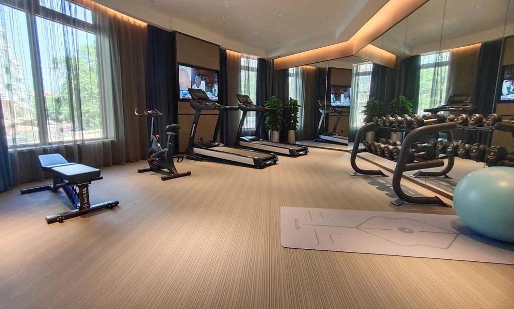 Fitness centrum a/nebo fitness zařízení v ubytování Crystal Orange Shanghai Safari Park Hotel