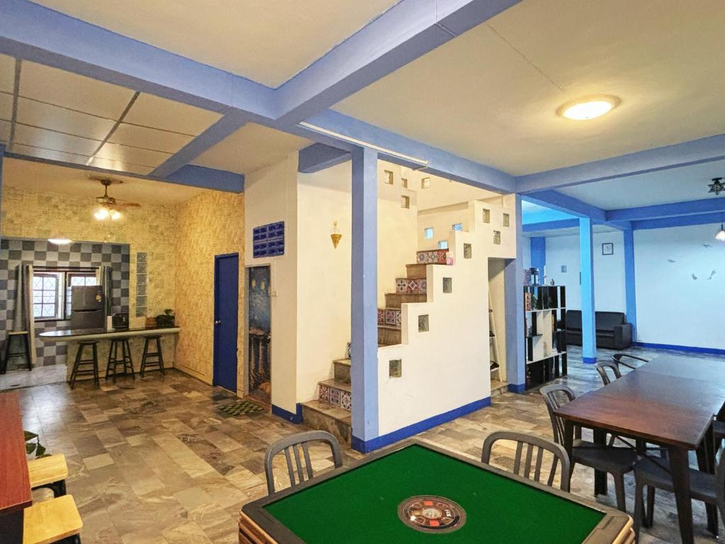 a room with a pool table in a room at 曼谷市中心大空间6卧室花园泳池别墅 in Bangkok
