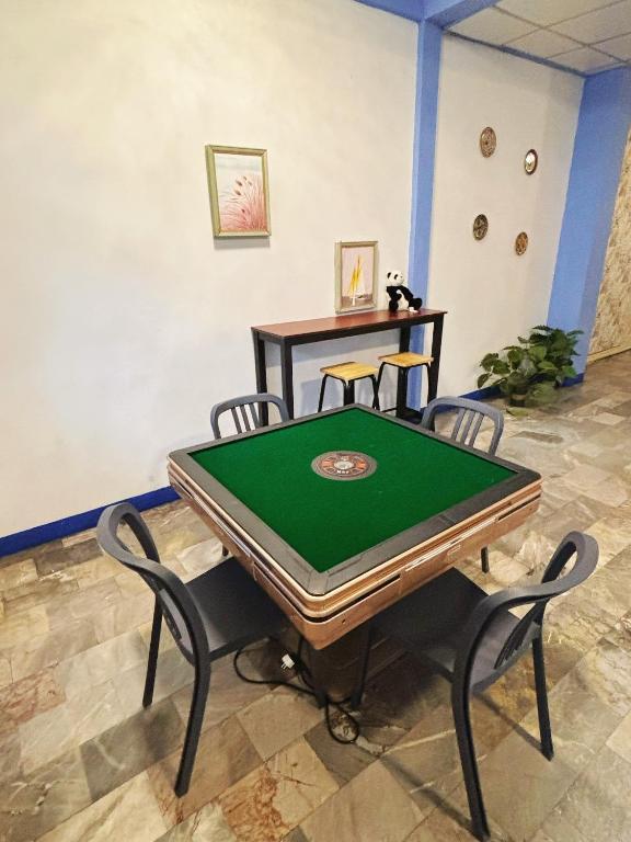 a ping pong table with chairs in a room at 曼谷市中心大空间6卧室花园泳池别墅 in Bangkok