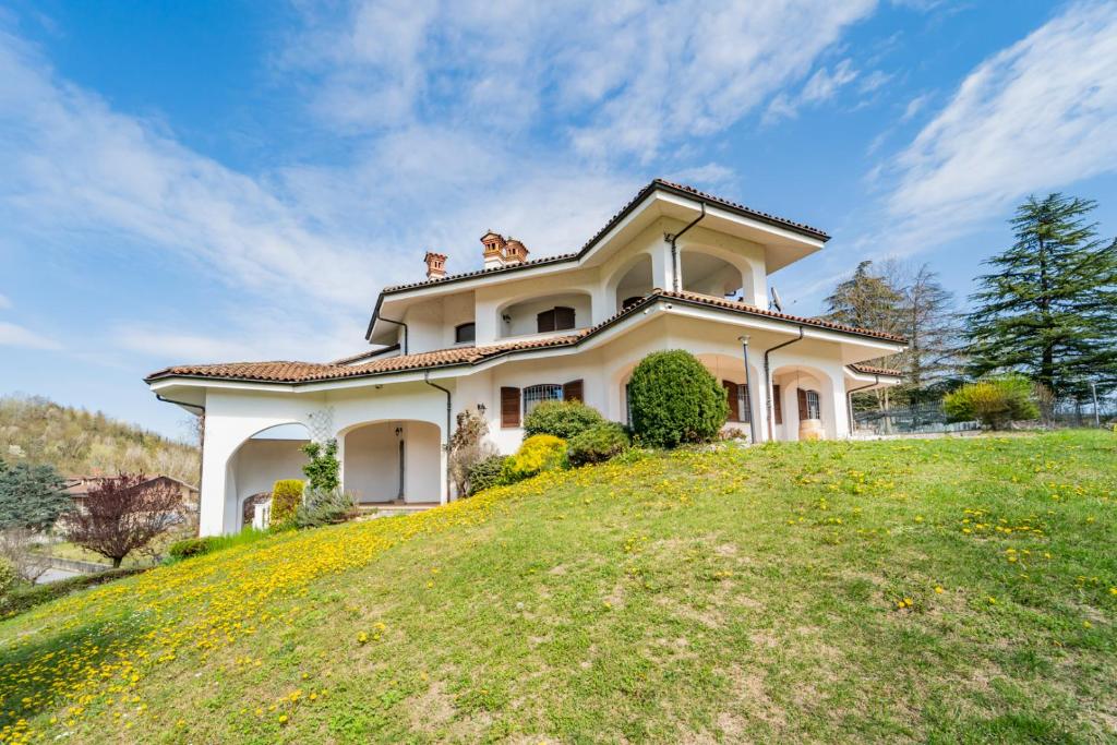 a house on top of a hill at Tenuta Oltrevento in Dogliani