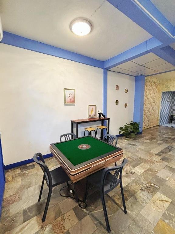 a room with a ping pong table and chairs at 曼谷市中心大空间6卧室花园泳池别墅 in Bangkok