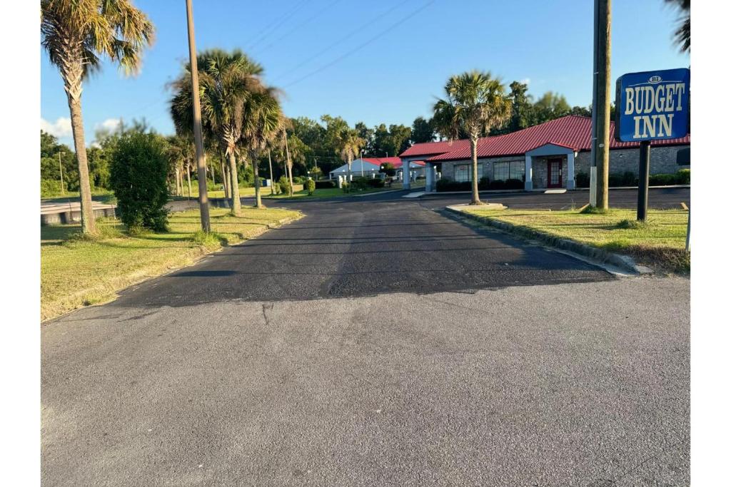 una calle vacía frente a un motel en Budget Inn By Belvilla St George I-95, en Saint George