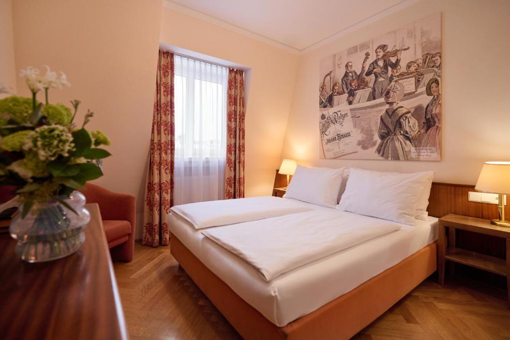 Postel nebo postele na pokoji v ubytování Hotel Johann Strauss