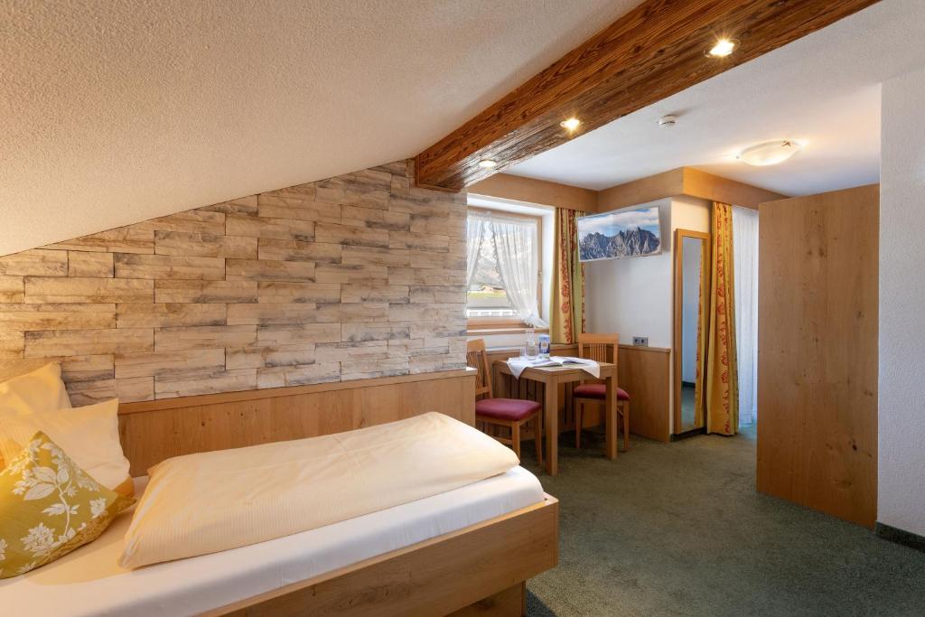 Postel nebo postele na pokoji v ubytování Hotel Eggerwirt