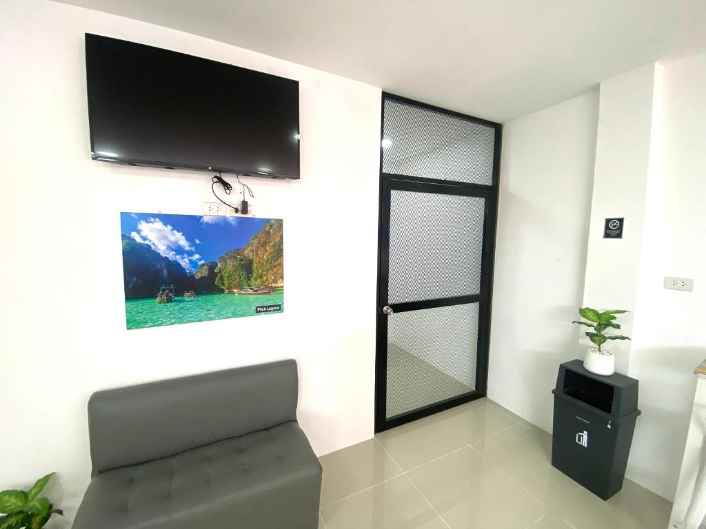 TV a/nebo společenská místnost v ubytování SJ Beach House Patong
