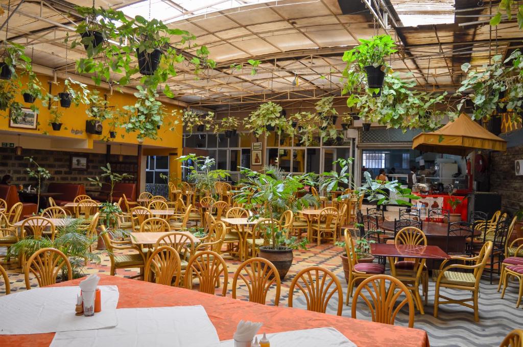 Ein Restaurant oder anderes Speiselokal in der Unterkunft Anthena Hotel 