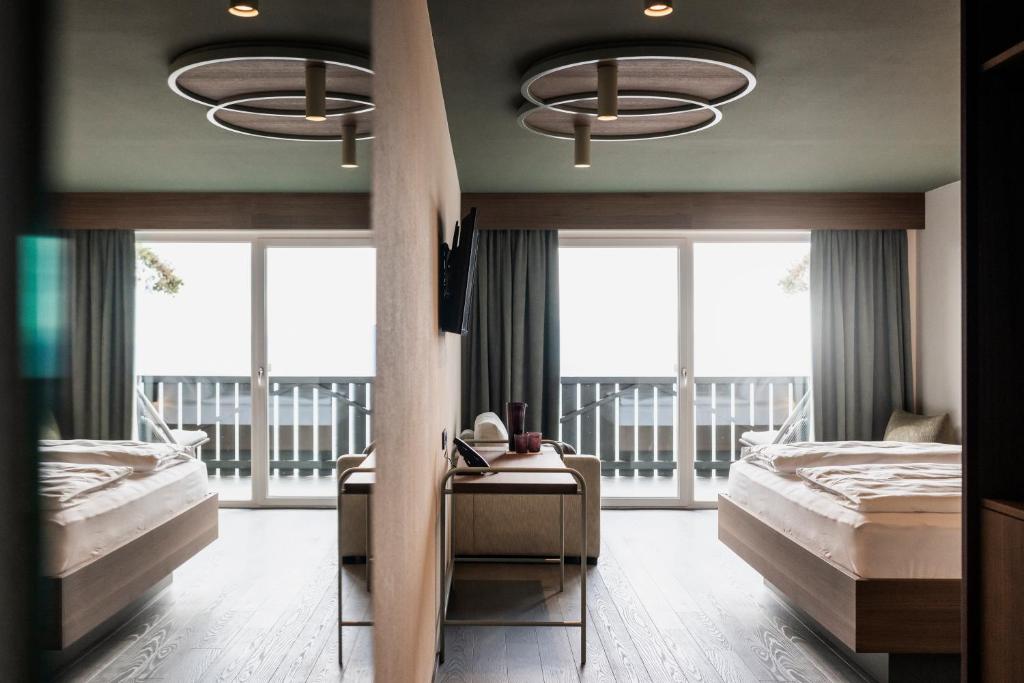 A bed or beds in a room at Hotel Belvedere - Fine Dining, Hideaway & SPA