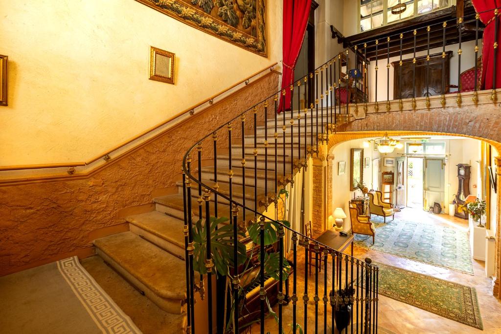 Bazén v ubytování Le Manoir de Lisle nebo v jeho okolí