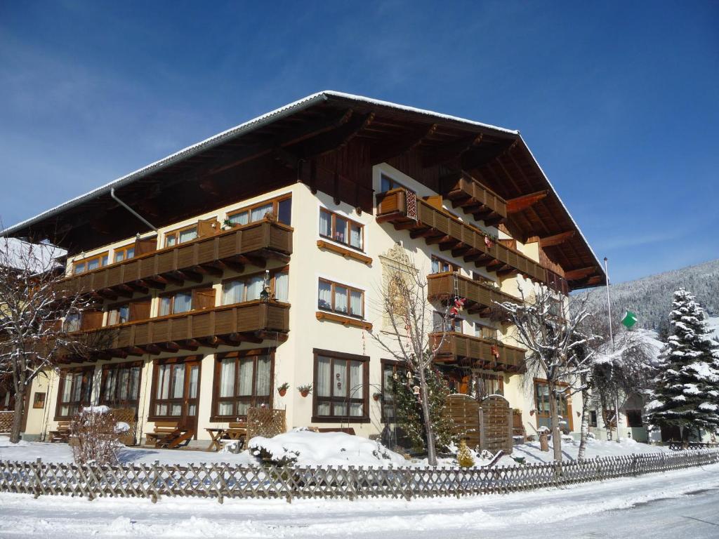 ein Gebäude mit Schnee auf dem Boden davor in der Unterkunft Appartement Ginschel in Altenmarkt im Pongau