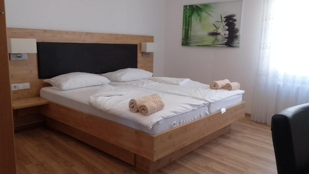 Postel nebo postele na pokoji v ubytování Hotel Zum Rebstock