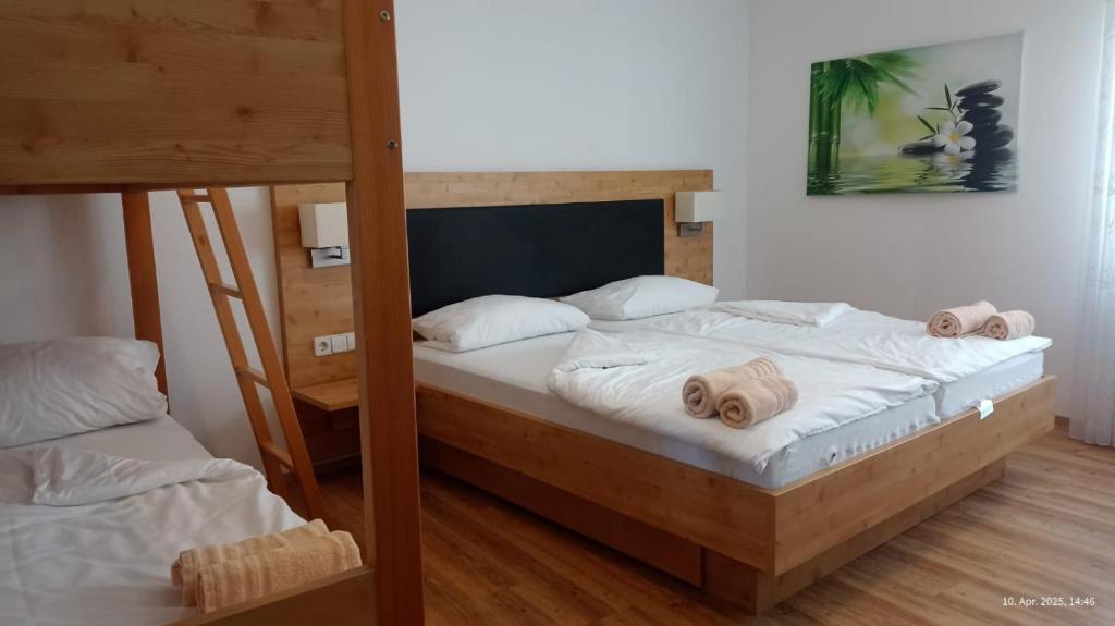 Postel nebo postele na pokoji v ubytování Hotel Zum Rebstock