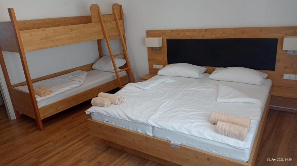Postel nebo postele na pokoji v ubytování Hotel Zum Rebstock