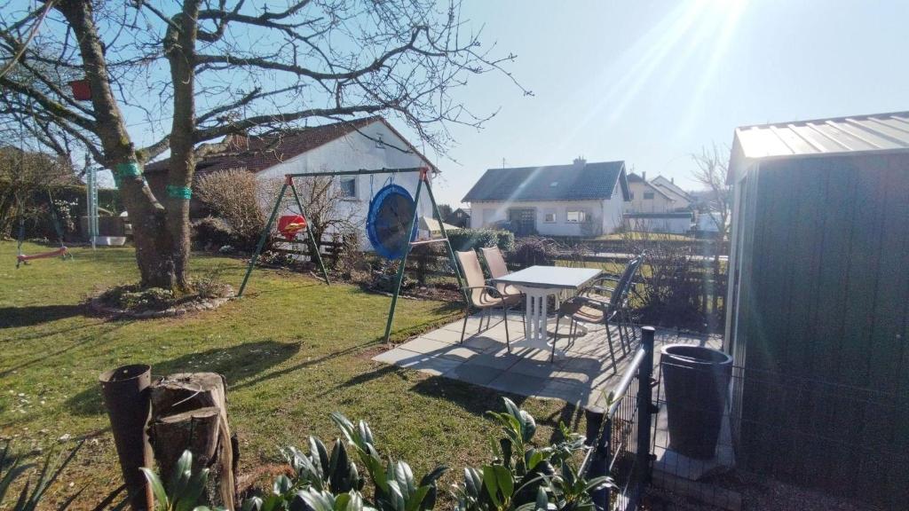 a backyard with a table and chairs in the yard at Ferienwohnung Thielen in Badem