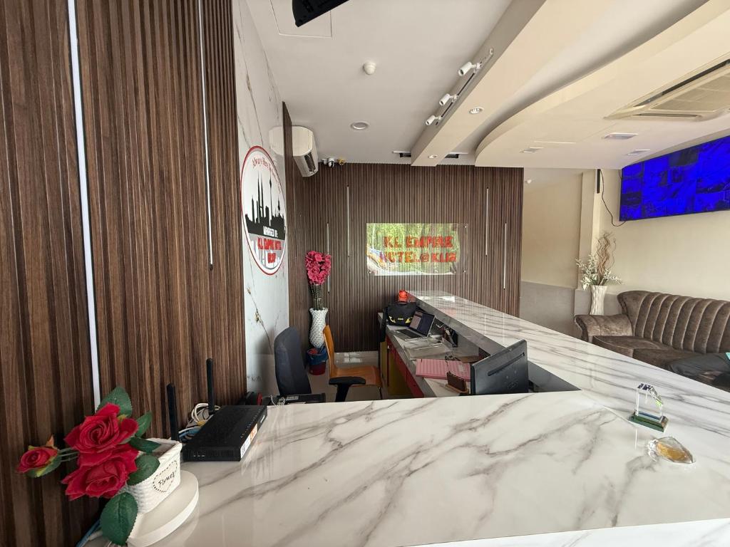 Postel nebo postele na pokoji v ubytování KL Empire Hotel KLIA, Formerly known as Adiff Palace KLIA