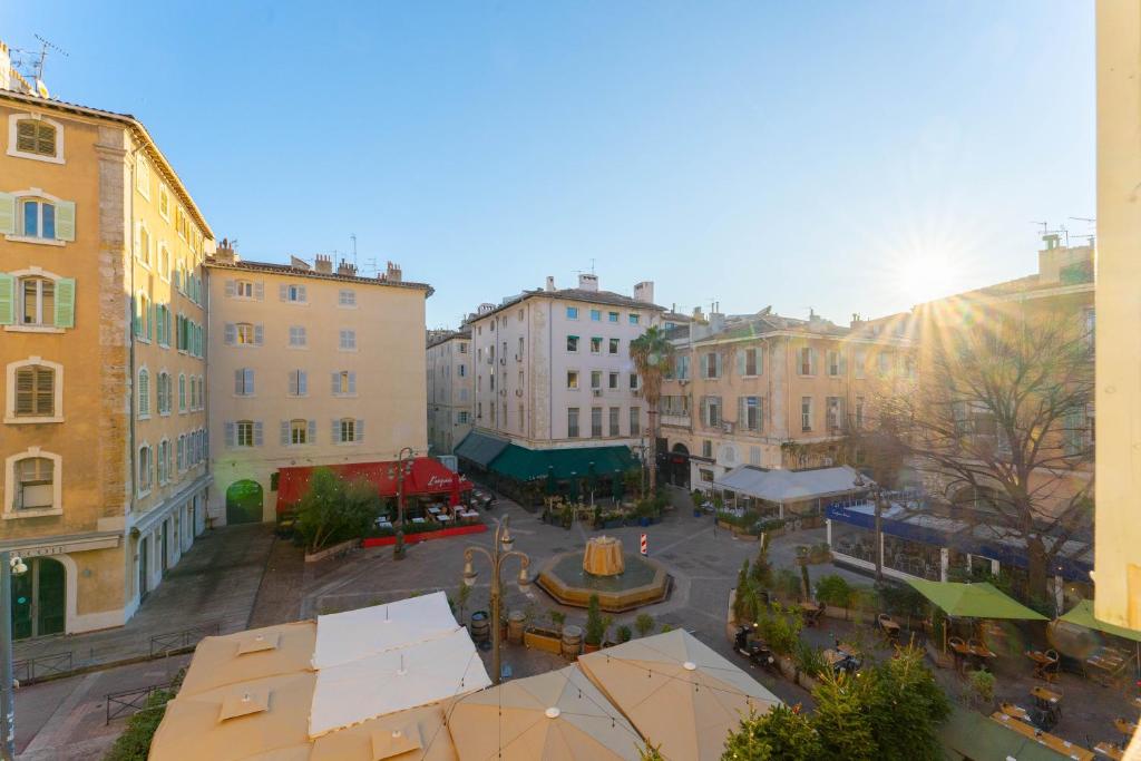une vue aérienne d'une rue de la ville avec des bâtiments dans l'établissement Vieux-Port - Le Thiars, à Marseille